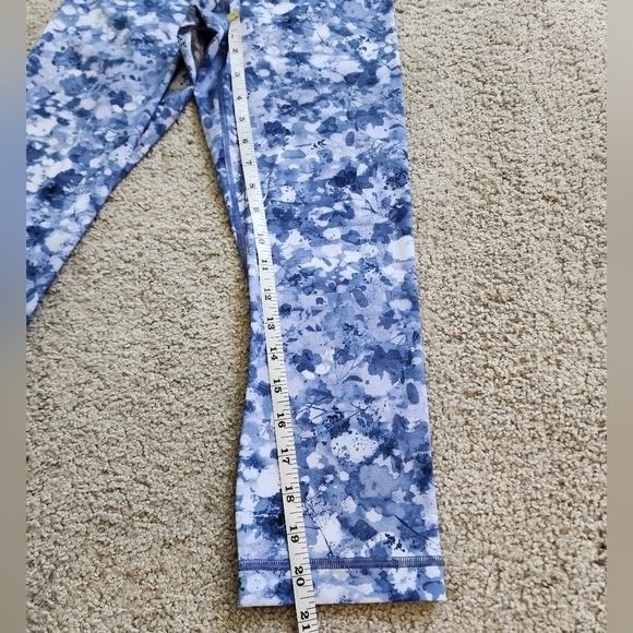 Lululemon Run With the Waves Dappled Blossom Multi Crop Leggings Women's Size 6 - Picture 9 of 9
